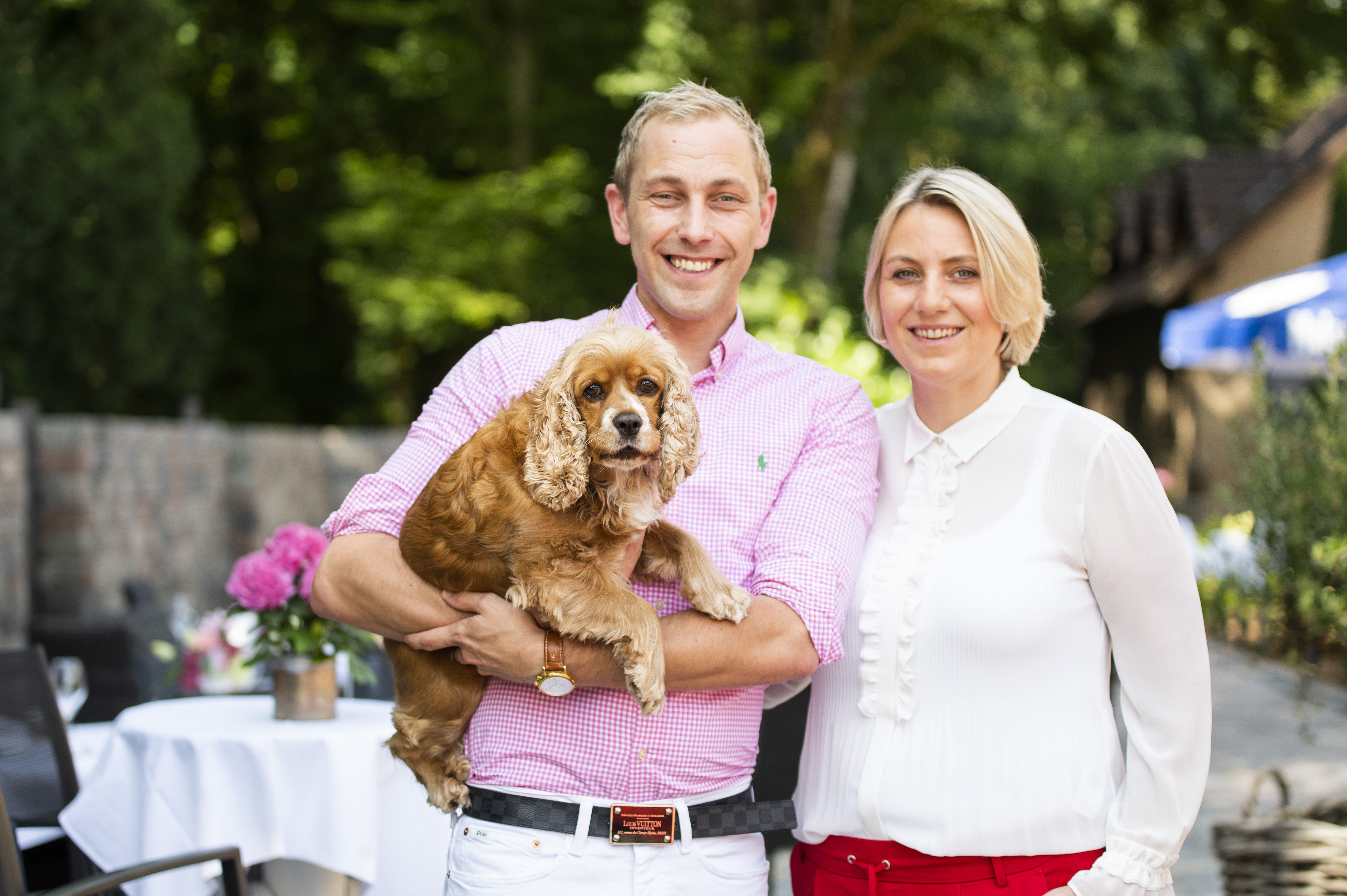 Ihre Gastgeber Hartmut Biemer, Melanie Abeln und Hund Maxi